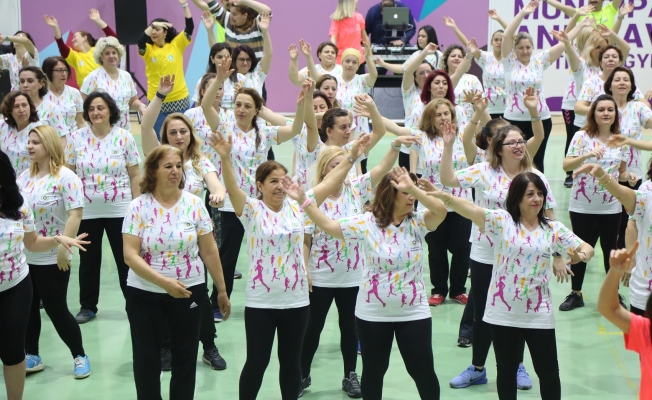 Gaziemirli kadınlardan 8 Mart dansı