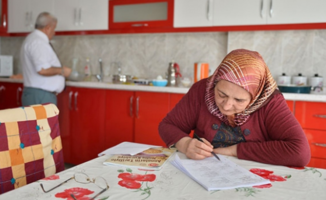 61 yaşındaki Azize teyzenin okuma aşkı