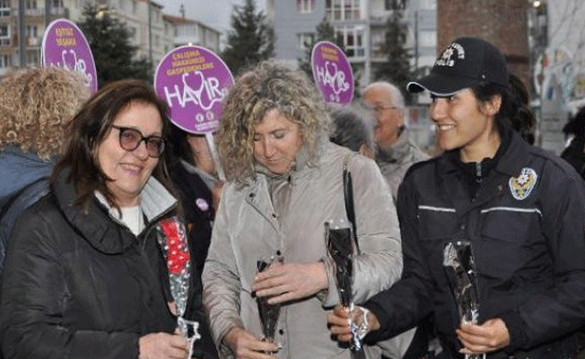 Polisten, kadın yurttaşlara karanfil