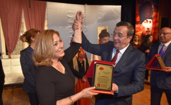 Başkan Batur, CHP’li kadınları ayakta alkışladı