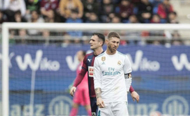 Ünlü futbolcu maçta altına kaçırdı!