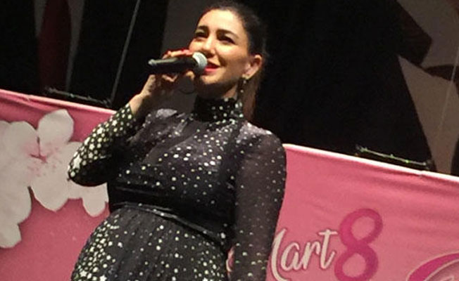 Ünlü sanatçı,karnı burnunda konser verdi