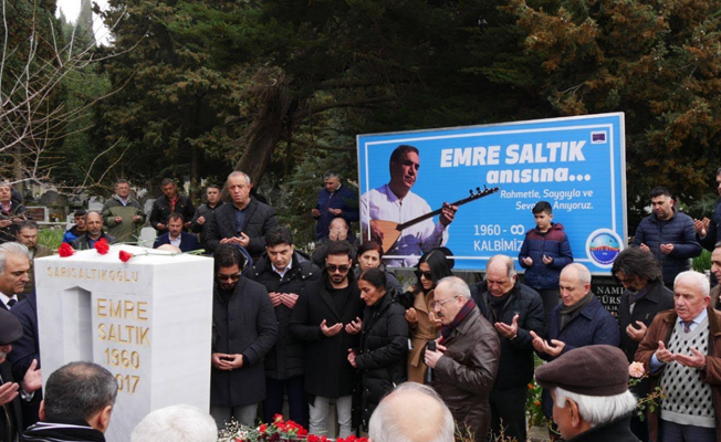 Sanatçı Emre Saltık kabri başında anıldı