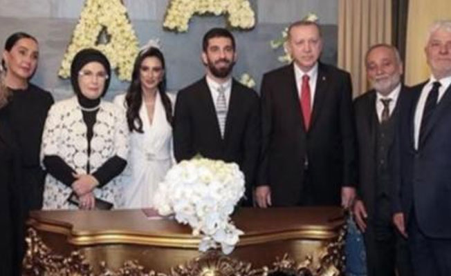 Cumhurbaşkanı Erdoğan'ın Arda Turan ve Aslıhan Doğan'a verdiği hediyenin detayı...