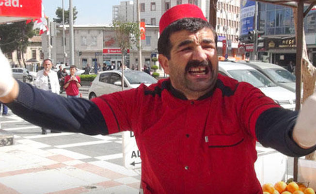 Kendisini seyyar arabasına zincirledi! Sebebi ise...