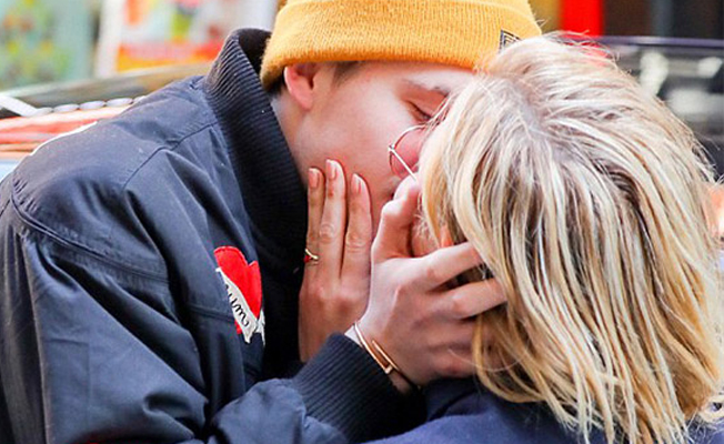 Brooklyn Beckham'dan havalimanında duygusal vedalaşma...