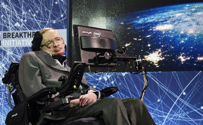 Stephen Hawking hayatını kaybetti