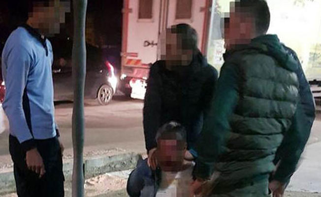 2 yaşındaki kızına göz kırpan kişiyi dövdü