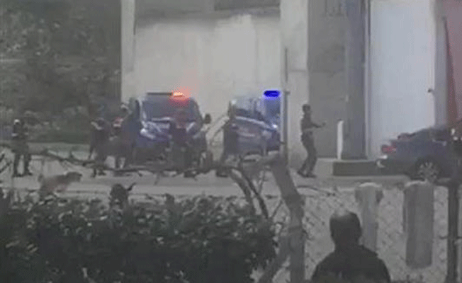 Cezaevine giremeyince aracını kapısına sürdü!