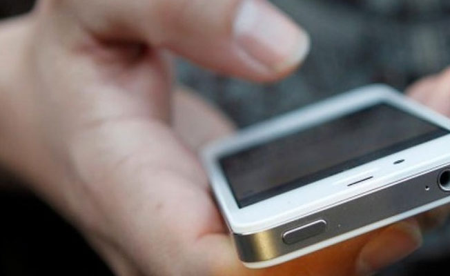 20 saat aynı pozisyonda cep telefonuna baktı, ölümden döndü