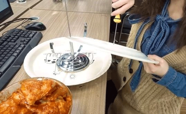 Sosyal medya fenomeni perma makinesiyle tavuk döner yaptı
