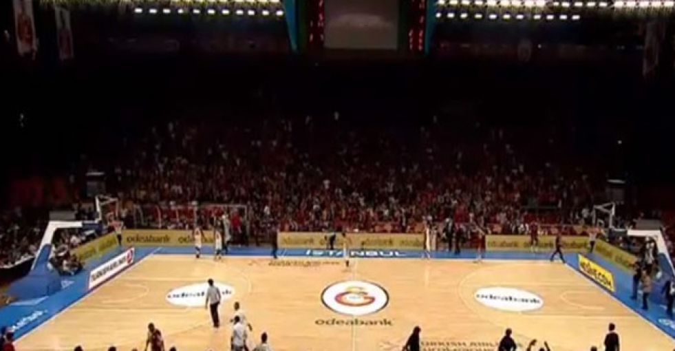 Galatasaray maçında saha karıştı