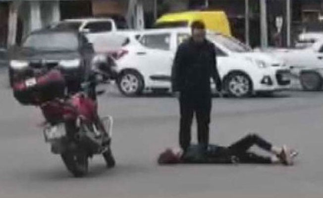 Elinde bıçakla koşarken bir anda yere yığıldı!