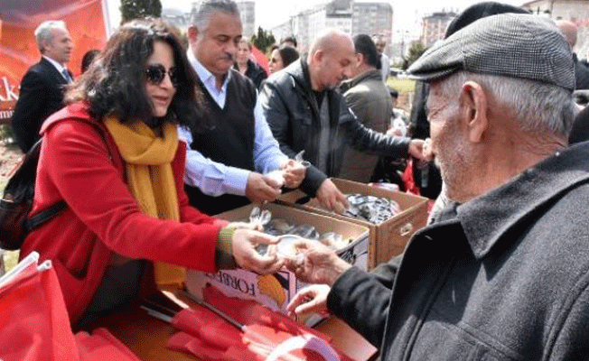 CHP Sivas Çanakkale şehitleri için helva dağıttı