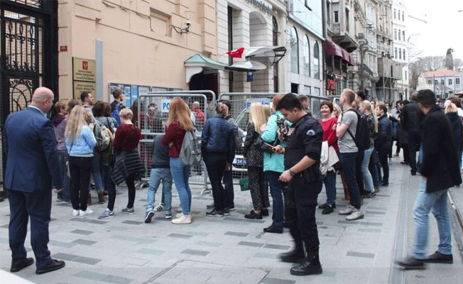 Dünya'nın gözü bu seçimde! Taksim'de uzun sıra oluştu