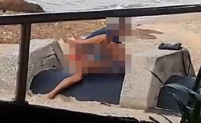 İnsanların şaşkın bakışları karşısında cinsel ilişkiye girdiler