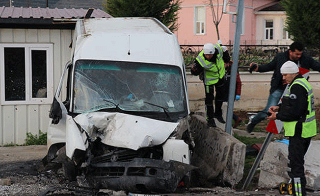 Ters yola girdi, polis kontrol noktasındaki bariyerlere çarptı... Sürücü öldü