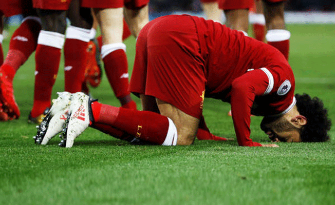 Ünlü futbolcu İngilizlere Kelime-i Şehadet getirtti!
