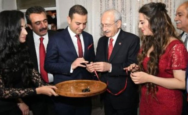 Kılıçdaroğlu, belediye çalışanlarının nişan yüzüklerini taktı
