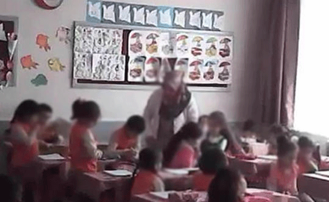 Okul yönetimini inandıramayınca sınıfa gizli kamera yerleştirdi ve...