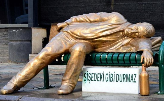 'Sarhoş Adam' heykeli büyük ilgi gördü