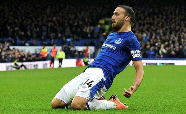Everton taraftarları Cenk Tosun'un babasını tribünde yakaladı!