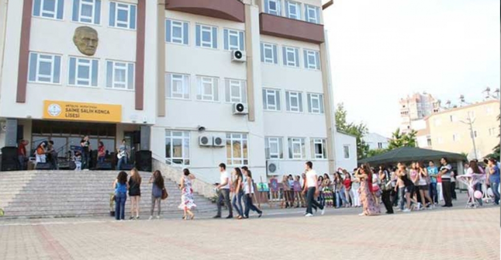 Eşcinsel öğrenciye 'zorla nakil'e savunma