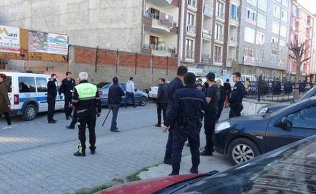 Çocukları vurulan baba, sanık yakınının kulağını ısırarak kopardı
