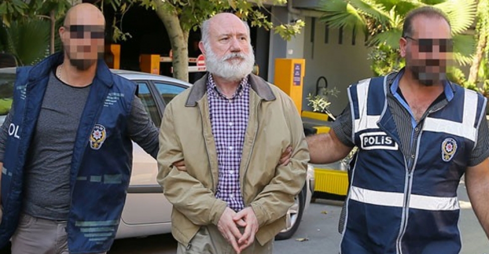 Firari amiral peruk takarak gizlenmiş
