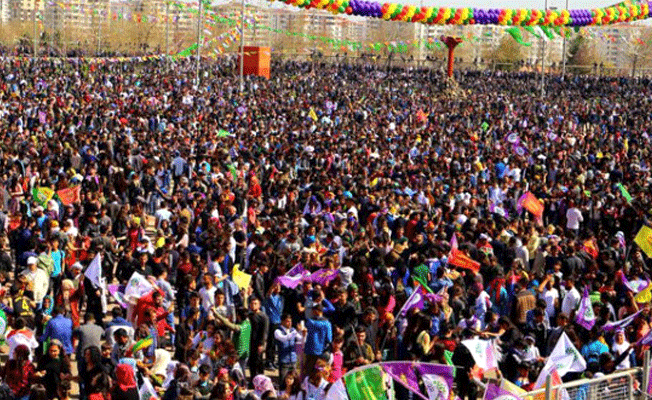 Diyarbakır'da Nevruz kutlamaları binlerce kişinin katılımıyla başladı