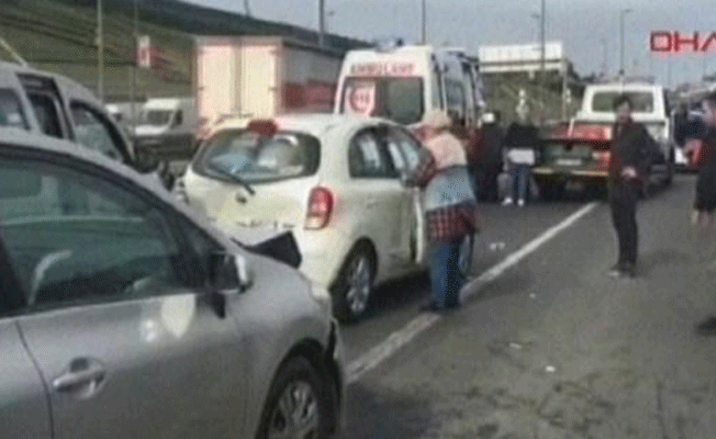 İstanbul'da köprü çıkışı kaza... 2 şerit trafiğe kapandı