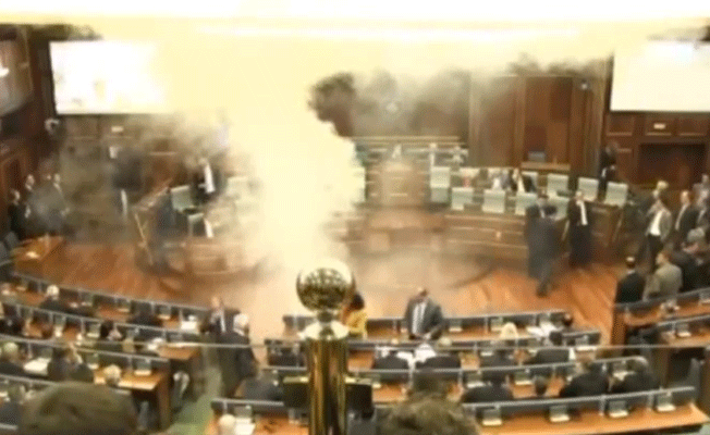 Kosova Meclisi'nde gerginlik: Salona gaz bombası atıldı