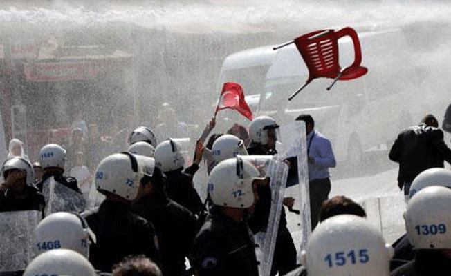 Ortalık karıştı... Sandalyeler havada uçuştu