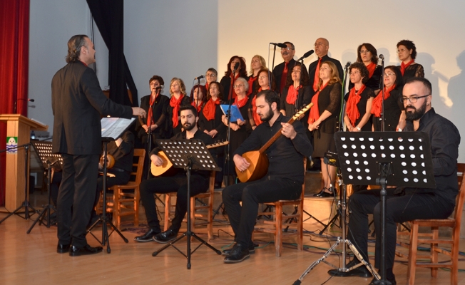 Aşık Veysel, Foça Belediyesi Türk Halk Müziği Korosu’nun konseriyle anıldı