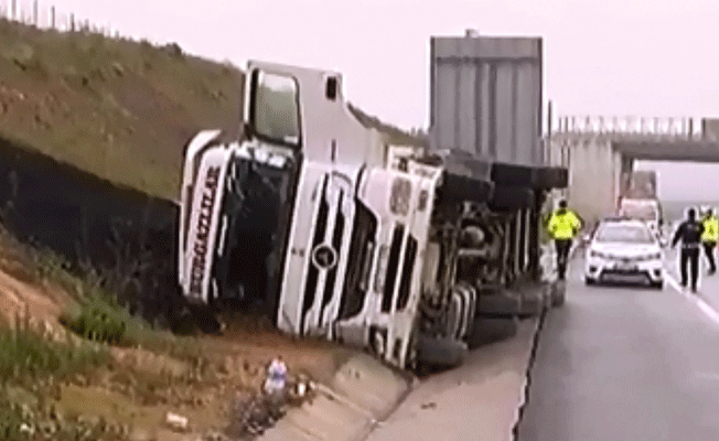 Kuzey Marmara Otoyolu'nda TIR devrildi!