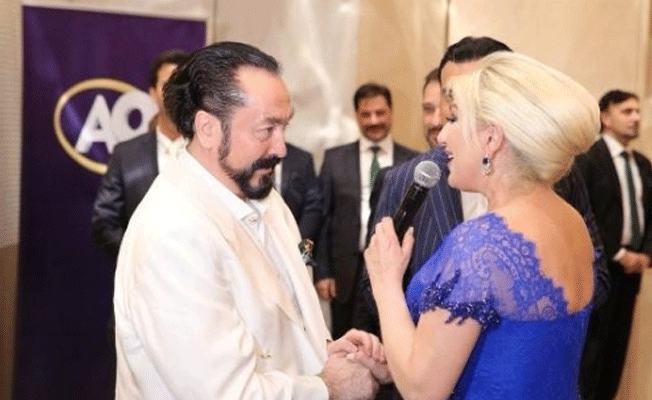 Adnan Oktar'ın salona girmesini Muazzez Ersoy böyle duyurdu: Çok zarif bir beyefendi geldi