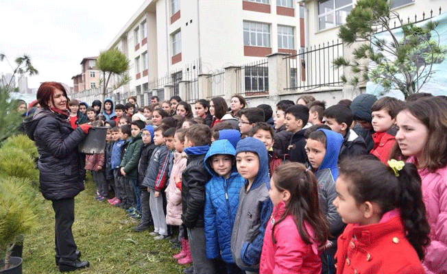 Başkan Toprak çocuklarla birlikte fidan dikti