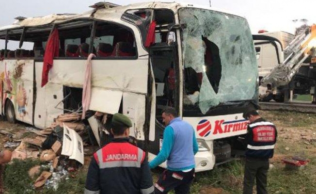 Yolcu otobüsü devrildi: Ölü ve yaralılar var
