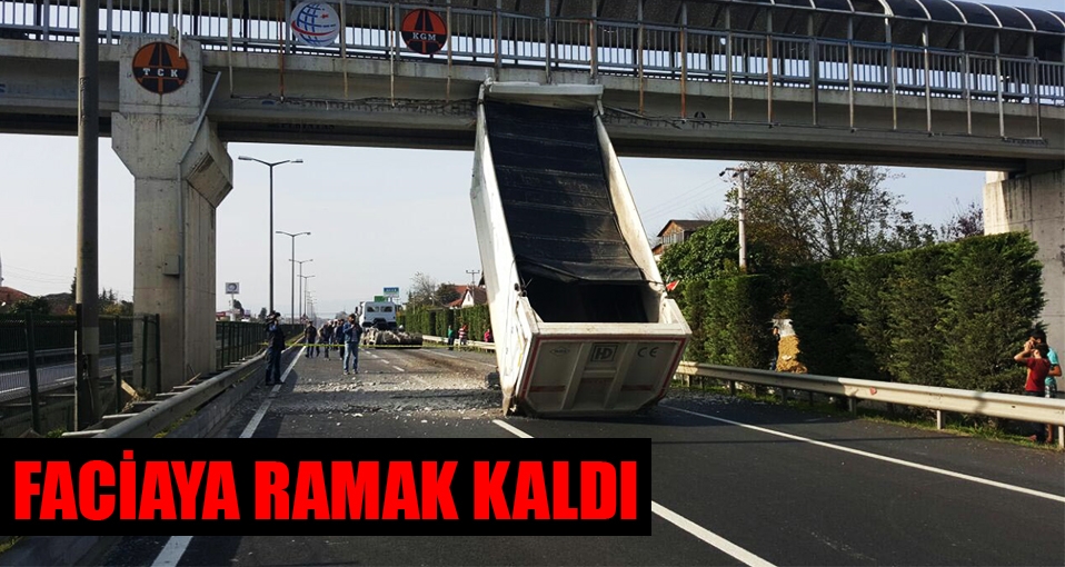 Kamyonun açılan dorsesi üstgeçide çarptı