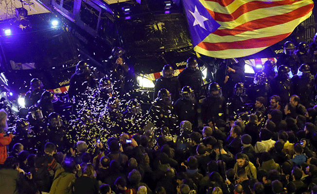 Madrid Katalan liderleri tutukladı, Katalonya karıştı
