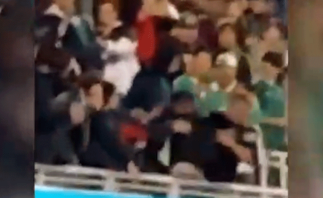 Statta korku dolu anlar! Tribünden aşağı atmaya çalıştı