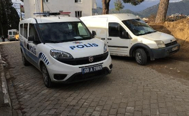 Haber alınamayan yaşlı çiftin biri ölü diğeri ise baygın bulundu