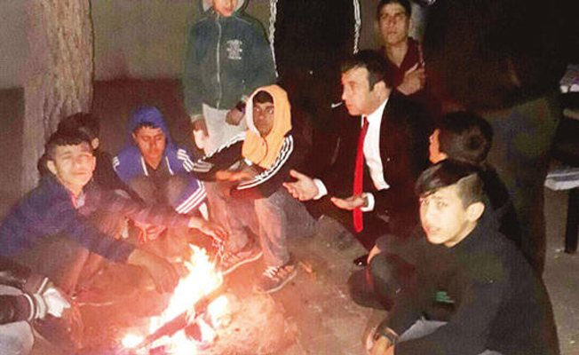 Çocukları sokaktan okula kazanıyor