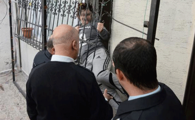 Eşi eve kilitledi, polis böyle kurtardı... Bir darbe de çilingir vurmuş!