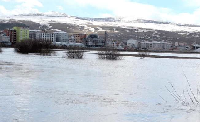 Nehir taştı, ovalar su altında kaldı
