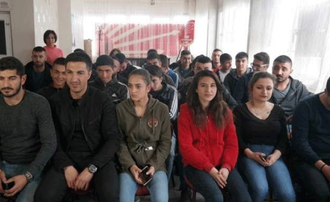 CHP'li gençlerden gövde gösterisi
