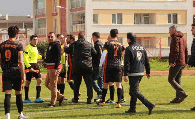 90+2’de saha karıştı! Teknik direktör takımını sahadan çekti