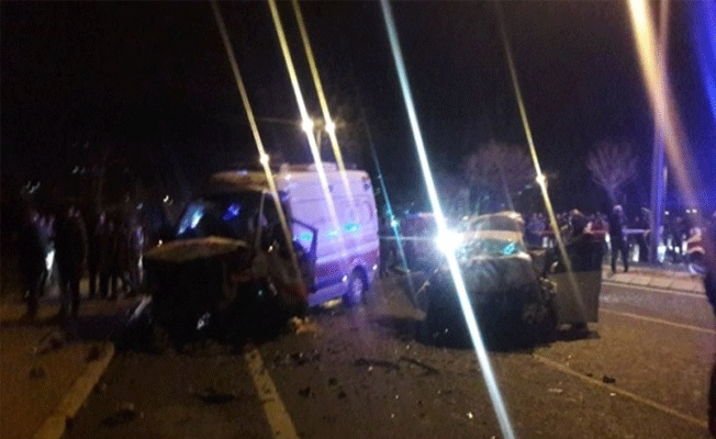 Otomobil ambulansla çarpıştı: 6 ölü