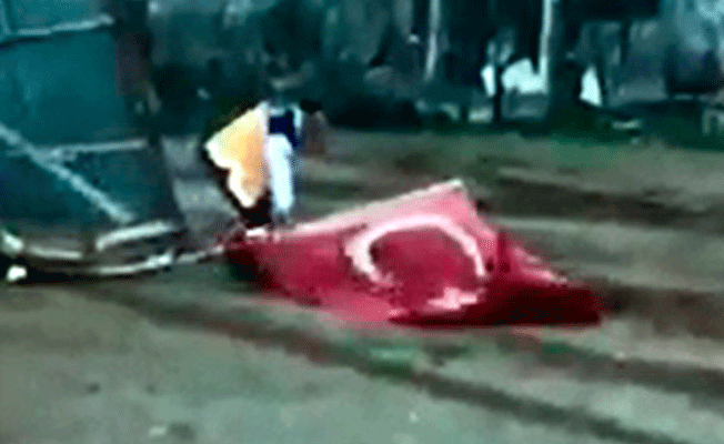 Ambulans şoförünün Türk bayrağı hassasiyeti