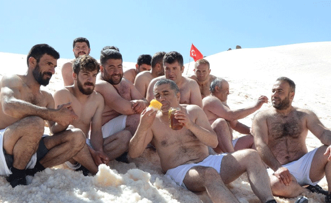 '2800 rakımda iç çamaşırlı albüm tanıtımı'
